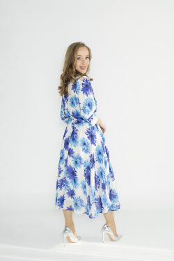 ⁦שמלת קלוש פרחוני כחול לבן⁩ – תמונה ⁦2⁩